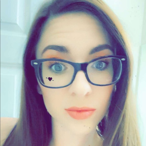 Meet your Posher, Amanda - Picture 2 of 5